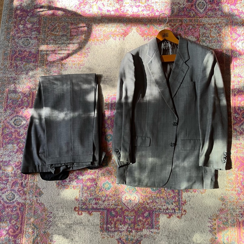 Vintage Men’s Hart Schaffner and Marx gray Suit 34R - pit to pit 22.5